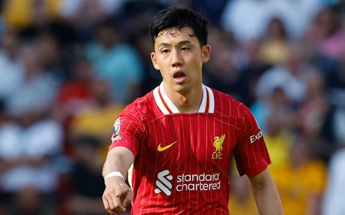 Wataru Endo xứng đáng với hàng rào danh dự tại Stamford Bridge