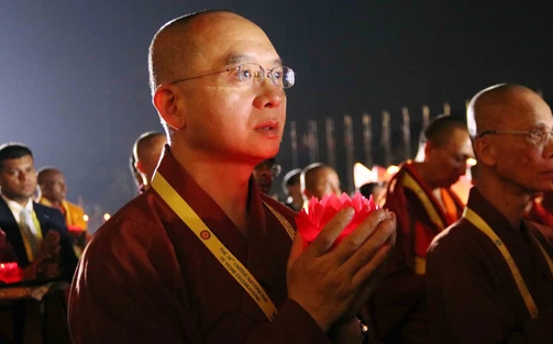 Hơn 10.000 người tham gia lễ thắp nến cầu hòa bình Đại lễ Vesak 2025