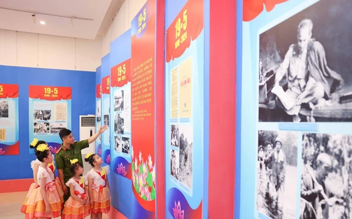 Triển lãm “Hồ Chí Minh đẹp nhất tên Người” tại Nghệ An