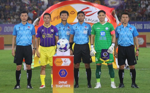 Trọng tài Thái Lan, Malaysia điều hành hai ‘trận cầu đinh’ vòng 22 V-League