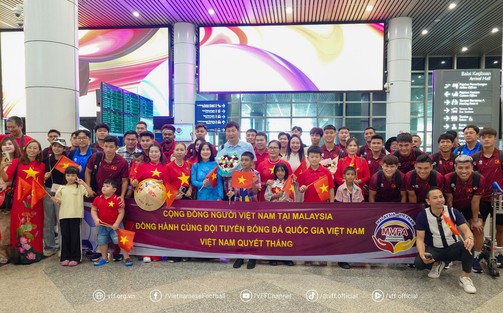 Đến Malaysia, đội tuyển Việt Nam được CĐV chào đón nồng nhiệt