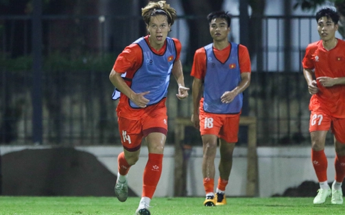 U23 Việt Nam 'trải nghiệm' kẹt xe, hào hứng trong buổi tập đầu tại Indonesia