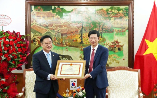 Đại sứ Du lịch Việt Nam tại Hàn Quốc Lý Xương Căn nhận bằng khen của Bộ VHTTDL