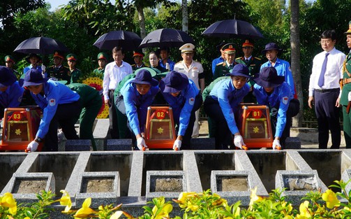 Lễ truy điệu, cải táng 43 hài cốt liệt sĩ quân tình nguyện và chuyên gia Việt Nam