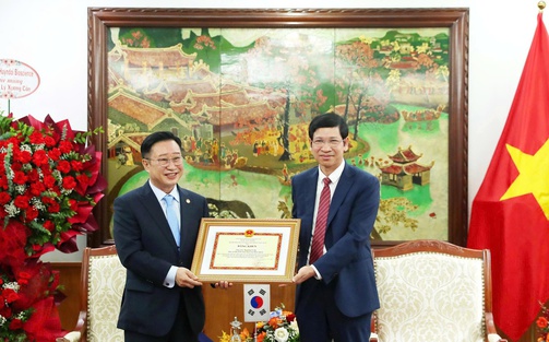 Trao Bằng khen cho Đại sứ du lịch Lý Xương Căn, hậu duệ của vua Lý Thái Tổ