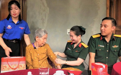 Ngày Thương binh - Liệt sĩ 27/7: Áo lụa nghĩa tình tri ân Mẹ Việt Nam Anh hùng