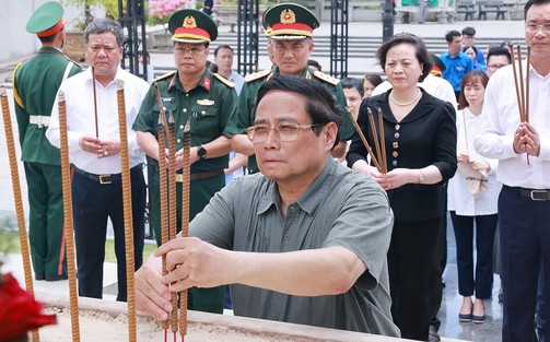 Thủ tướng Phạm Minh Chính dâng hương tưởng niệm các Anh hùng liệt sĩ tại Quảng Trị