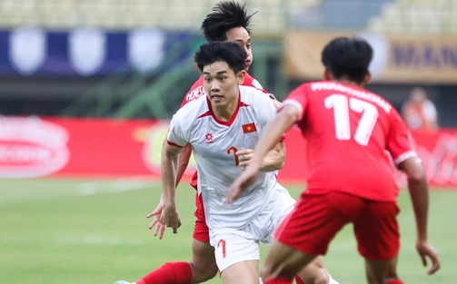 Đình Bắc buộc hàng phòng ngự U23 Indonesia dè chừng