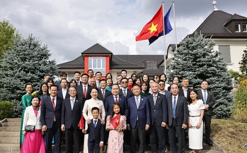Chủ tịch Quốc hội Trần Thanh Mẫn gặp gỡ cộng đồng người Việt Nam tại Thụy Sĩ