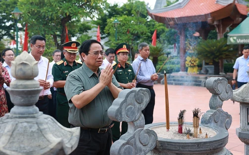 Thủ tướng dâng hương tưởng niệm Anh hùng liệt sĩ tại Quảng Trị