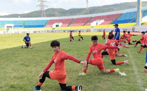 HLV Mai Đức Chung dự lễ bốc thăm Asian Cup, giao giáo án cho Ban huấn luyện