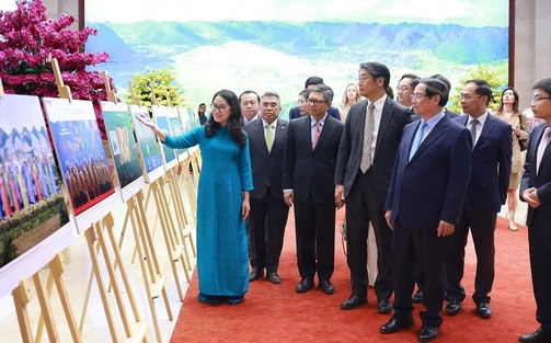 Thủ tướng tham quan trưng bày ảnh của TTXVN về Việt Nam với APEC