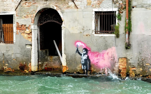 Venice phục chế tranh tường của Banksy