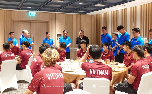 Chủ tịch VFF khích lệ thầy trò HLV Kim Sang Sik trước trận chung kết với U23 Indonesia