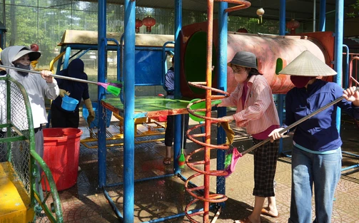 Hình ảnh bộ đội và thầy cô nỗ lực dọn dẹp sau lũ các trường Tây Nghệ An
