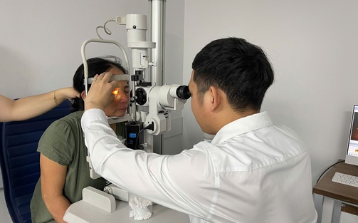 Thoát nguy cơ mù mắt nhờ cấp cứu kịp thời sau khi bị ong đốt