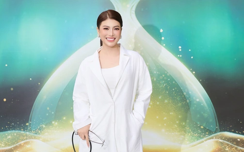 Ca sĩ Lily Chen diện áo blouse trắng đi thi Miss Grand Vietnam 2025