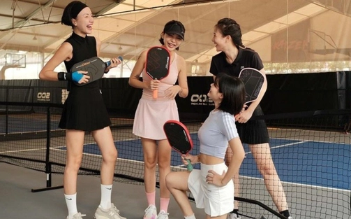 Vợ đi chơi pickleball tới 10h đêm mới về, chồng tức giận đập nát vợt