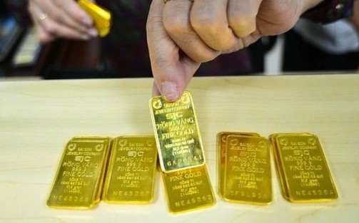 Giá vàng trong nước đứng yên, giá thế giới hạn nhiệt