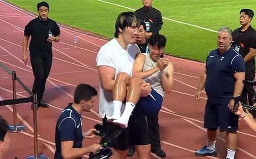 Son Heung Min bị 'người khổng lồ' MMA bế bổng gây sốt 