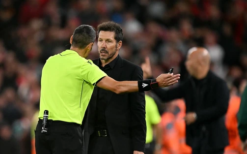 HLV Diego Simeone bị đuổi vì đôi co với CĐV ở trận thua Liverpool