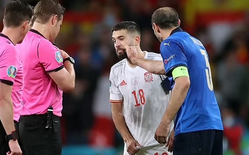 Chiellini gây sốc khi đẩy, dí nắm đấm rồi ôm chặt Alba trước loạt đá luân lưu