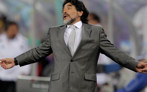 Maradona: Từ chức hay để bị sa thải?