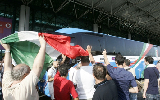 Tifosi chào đón thầy trò Prandelli như người hùng