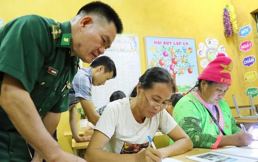 Điện Biên: Lớp học đặc biệt của những học viên lớn tuổi ở huyện Mường Nhé