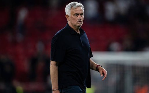 Người hâm mộ lo lắng khi Mourinho phải phẫu thuật