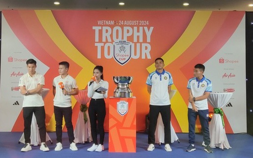 Quang Hải và Văn Thắng hâm nóng tour trưng bày cúp vô địch ASEAN Club Championship