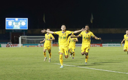 Tin nóng bóng đá Việt Nam hôm nay 19/10: Cầu thủ SLNA nhắc Văn Quyến khi đánh bại Nguyễn Filip; Hoàng Đức được ví như 'người máy'