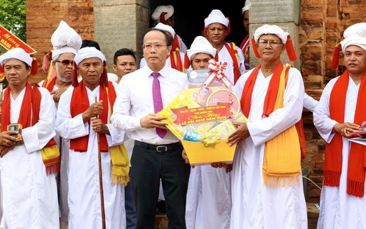 Hàng ngàn người dân, du khách nô nức tham dự Lễ hội Katê 2025