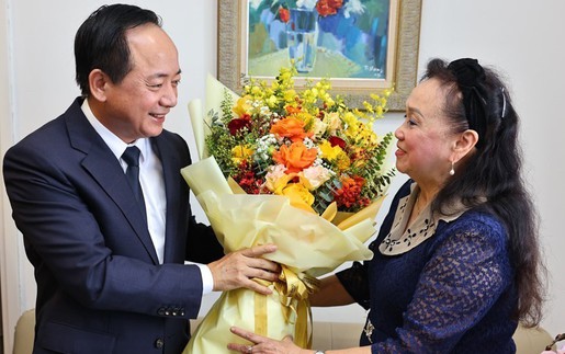 Trưởng Ban Tuyên giáo và Dân vận Trung ương chúc mừng Nhà giáo Nhân dân Trần Thu Hà