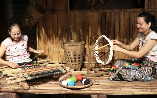 Tôn vinh nghề dệt thổ cẩm của người Mạ
