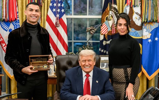 Hôn thê Ronaldo khoe nhẫn 3 triệu USD khi chụp ảnh cùng Donald Trump