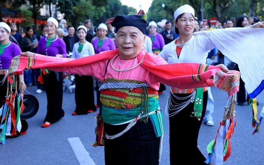 Trình diễn văn hoá dân tộc Mường tại phố đi bộ Hồ Gươm