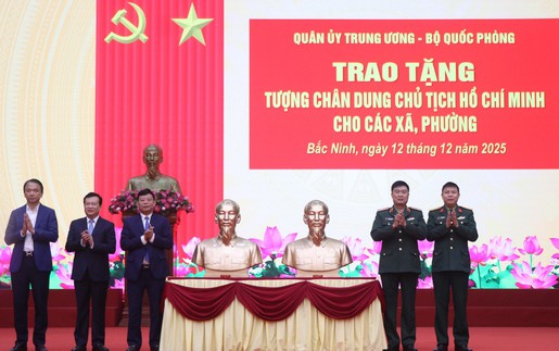 Trao tặng tượng chân dung Chủ tịch Hồ Chí Minh cho 99 xã, phường tỉnh Bắc Ninh