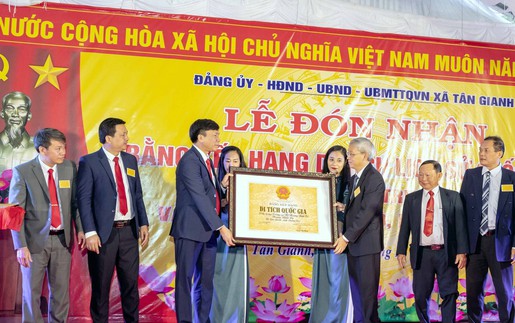 Trao Bằng xếp hạng Di tích quốc gia di tích lịch sử “Đền Song Trung và mộ Hoàng Vĩnh Tộ, Hoàng Vĩnh Dụ