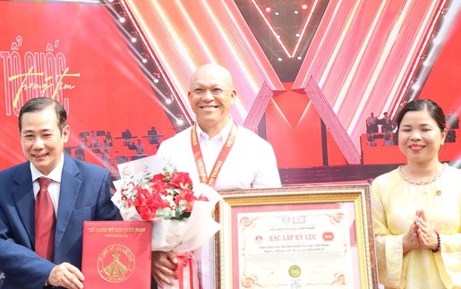 Nguyễn Á ra mắt sách ảnh "80 năm - Một Việt Nam vững tin"