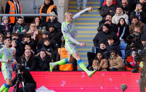 Đại thắng trên sân hiện tượng Ngoại hạng Anh, Man City tiếp tục phả hơi nóng vào gáy Arsenal