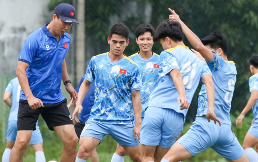 HLV Kim Sang Sik nhận tin cực vui trước trận bán kết SEA Games với U22 Philippines