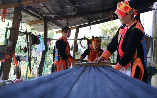 Độc đáo kỹ nghệ kéo sợi của phụ nữ Dao ở Lai Châu