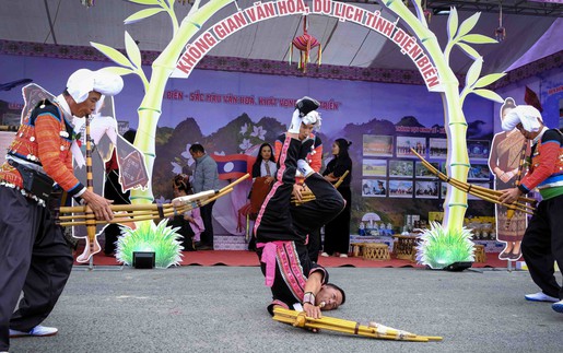 Sắc màu văn hóa Việt Nam - Lào - Trung Quốc tại Lễ hội Ném còn