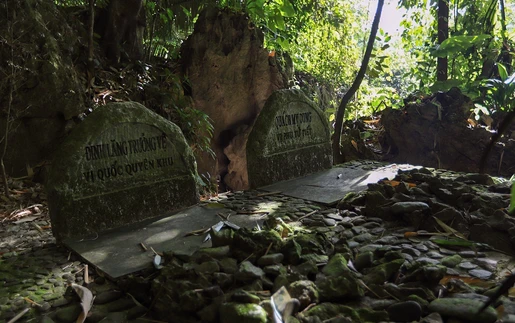 "Đồi thông hai mộ" – Biểu tượng tình yêu của không gian văn hóa Mường