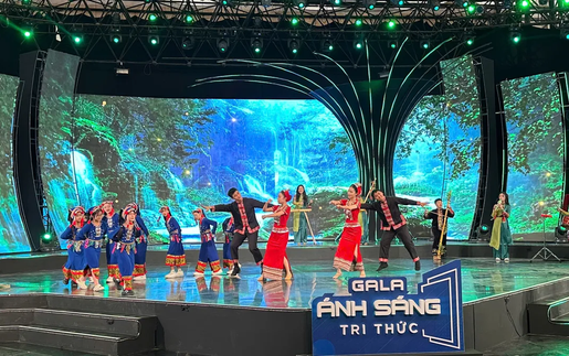 Gala “Ánh sáng tri thức 2025” với chủ đề “Tự hào hai tiếng Việt Nam”