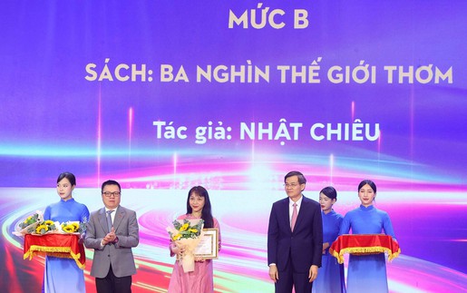 Nhật Chiêu nhận giải của Hội đồng Lý luận trung ương: Cũng là một người "khai sơn phá thạch"!