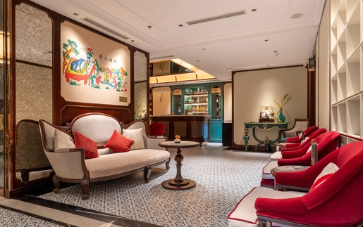 Một khách sạn giống như Bảo tàng tranh dân gian sống động giữa lòng Phố Cổ