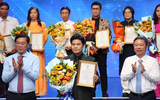 Nhạc sĩ Nguyễn Văn Chung nhận Giải thưởng “Học tập và làm theo tư tưởng, đạo đức, phong cách Hồ Chí Minh”