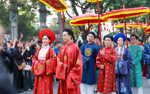 Vietnam Happy Fest 2025: Diễu hành Việt phục "Bách Hoa Hỷ Sự"